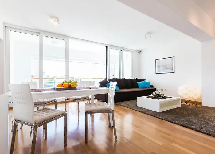Hoplite 2Br Apartment With Free Parking