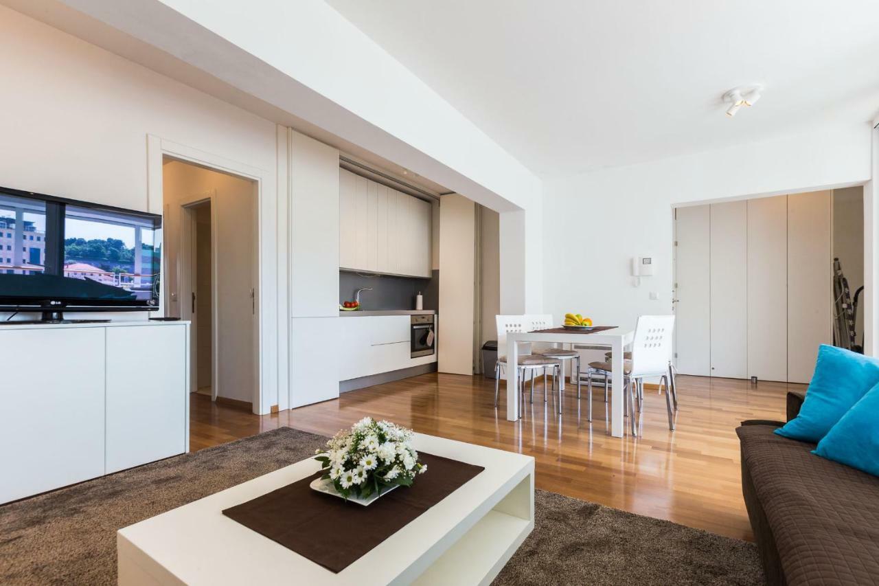 Hoplite 2br With Free Parking